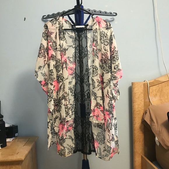 LUSH Sheer & Lace Kimono top - Picture 1 of 4